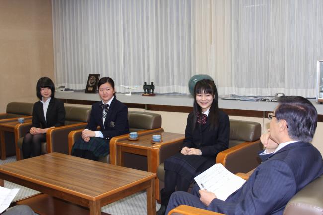 グレシャム訪問高校生帰国報告写真