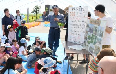 田植えの説明をする山本さんの写真