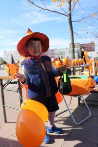 ハロウィーンフェスティバルで仮装した子どもの写真2