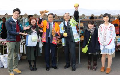文旦と生姜を手に、土佐の味覚を積極的に売り込む板原市長と三好市長の写真