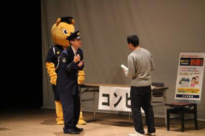 電子マネー詐欺に注意を呼びかける寸劇の写真