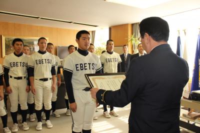 上段左から大森教諭（監督）、三浦教諭（部長）、西原次長、吉田校長（上段右）