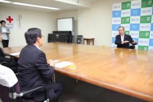 支援の思いを市長に伝える向井社長の写真