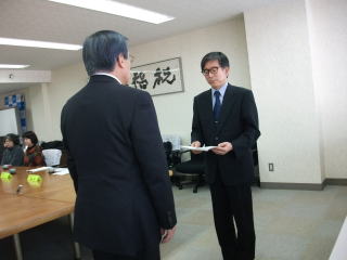 提言書を市長へ手渡す様子
