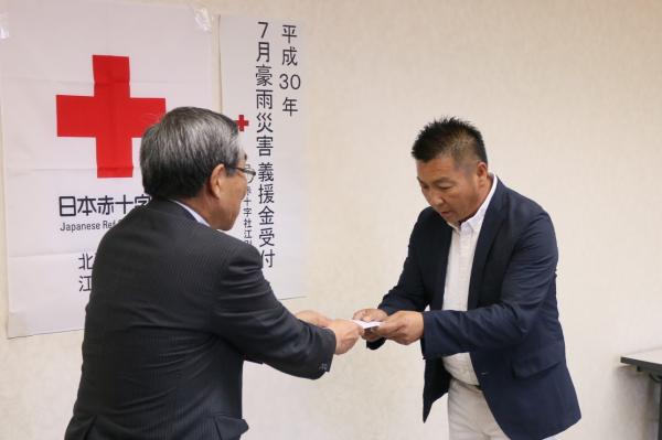 佐々木副市長に義援金を手渡すえべつ花火椿坂実行委員長の写真