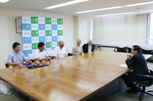 談笑するカレッジハウスのメンバーと市長の写真