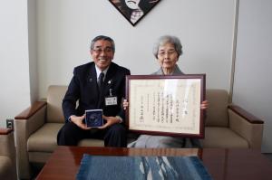 橋委員と副市長の記念撮影