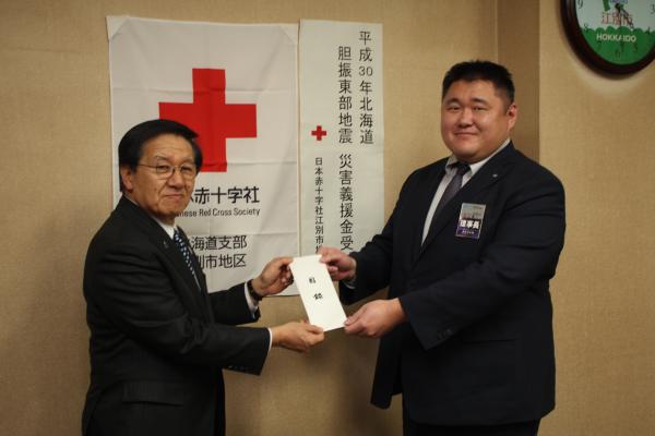 義援金を市長に手渡す青年会議所理事長の写真
