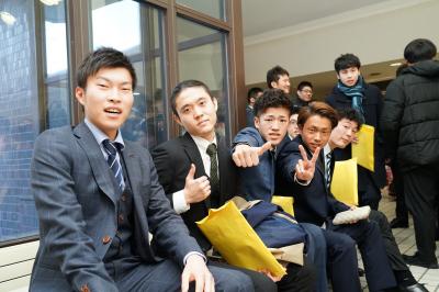 友人らとポーズを決める新成人５人の写真