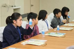 飲むヨーグルトを飲む土佐市の小中学生の写真