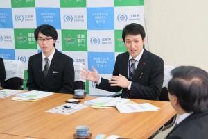 市長に調査結果を報告する小林氏の写真
