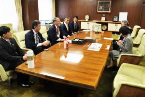 会談するすいせいのメンバーと高橋知事