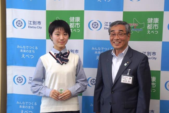 羽賀えみりさんと佐々木副市長の写真