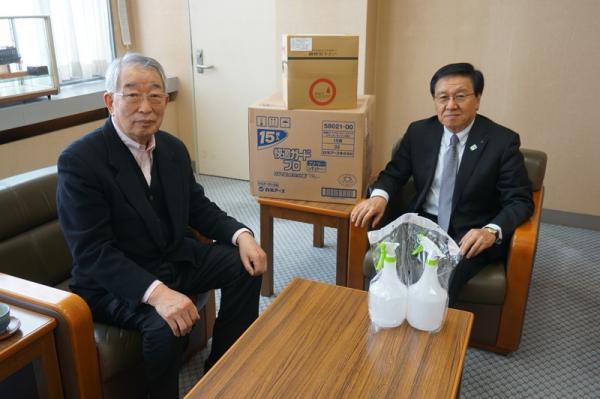 株式会社ジョイフルエーケーの代表取締役会長と市長の写真