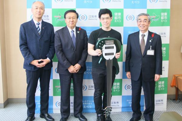 江別市出身のベーシスト今沢カゲロウさん市長・副市長訪問時の写真