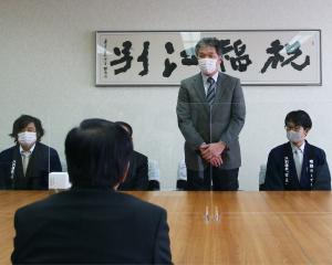 会長が瑞穂のしずくの仕上がりを報告している写真