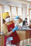 自家製塩こうじを作る女性