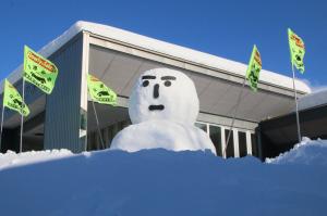 交通安全雪だるま（交差点側）