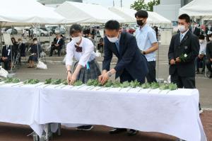 平和のつどい参加者献花