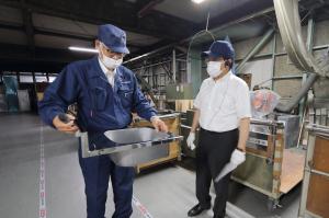 キッチンシンクを見る市長