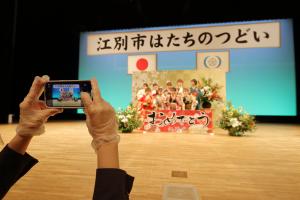 はたちのつどい　フォトスポットでの記念撮影