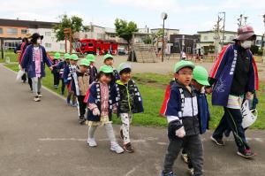 幼年消防クラブ　道路のゴミ拾い