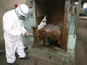 ごみ破砕機を開放しているところ