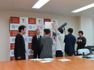 北海道情報大学 島田ゼミの皆さんとえべチュンが撮影のために来庁しました！