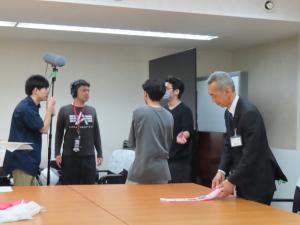 北海道情報大学 島田ゼミの皆さんとえべチュンが撮影のために来庁しました！
