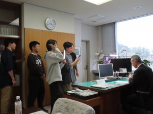 北海道情報大学 島田ゼミの皆さんとえべチュンが撮影のために来庁しました！