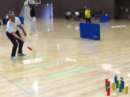 市長がモルックに取り組む様子