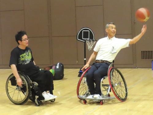 市長が車いすバスケに取り組む様子