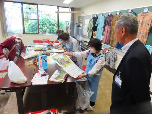 各ブースを見学する市長の様子