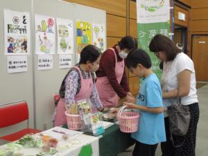 野菜計量体験の様子