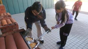 児童がピザを作る様子③