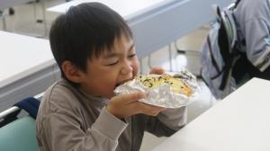 児童がピザを作る様子④