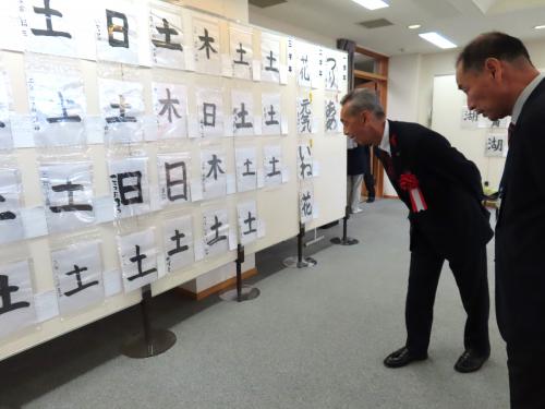 作品を見る市長の様子