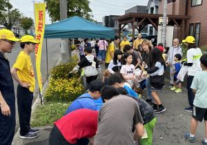 新栄台西自治会：子供達の水やりとゴミ拾い！