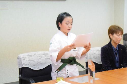 佐々木さんが作文を読み上げる様子