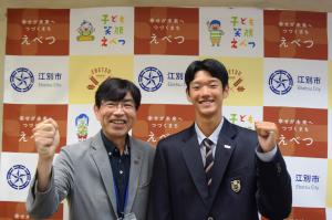 全日本高等学校ソフトテニス選手権大会に出場する川田泰成さんと副市長