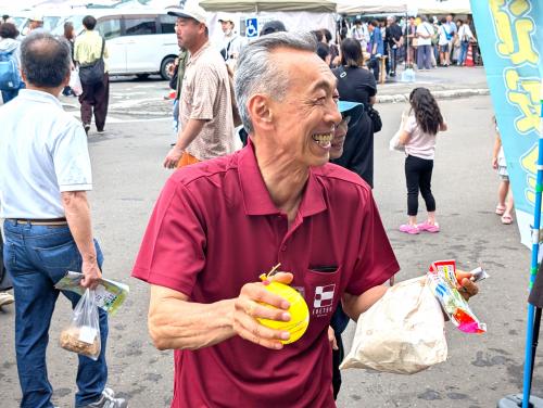 露店を楽しむ市長の様子