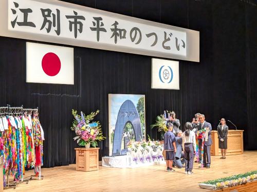 小学生から折り鶴をもらう市長