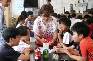 江別第一小学校の児童がごみ減量体験講座「買い物ゲーム」を体験