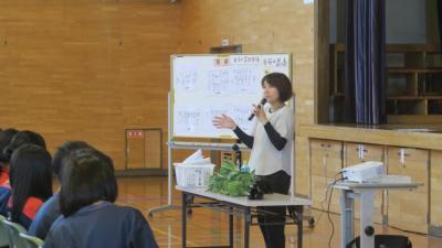 生徒が出前事業を受けている様子①